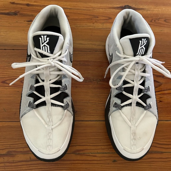 Men’s Nike Kyrie Flytrap Basketball shoe - Picture 1 of 3